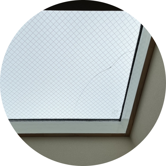 天窓のガラスが割れてしまった