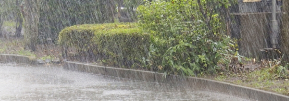 大雨の屋外
