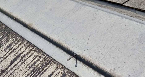 剥がれたり浮いたりしている屋根板金