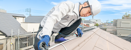 屋根板金工事の様子