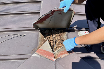 棟板金の交換の様子