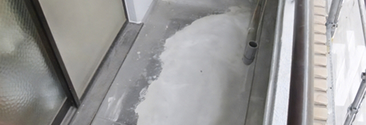 劣化したベランダ